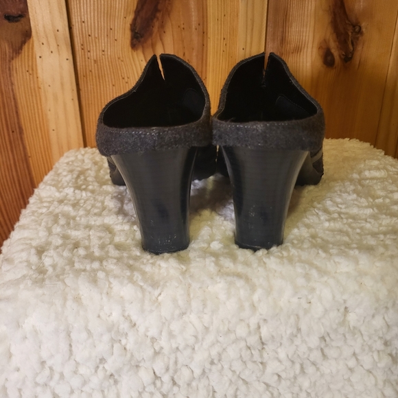 AEROSOLES grey wool heels,Sz 9.5, buckles, minor chips on heels, see pics - Picture 10 of 10